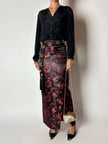 Gonna lunga a tubino in raso jacquard nero e rosso fantasia floreale