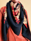 Scialle in lana nera con fiori barocchi