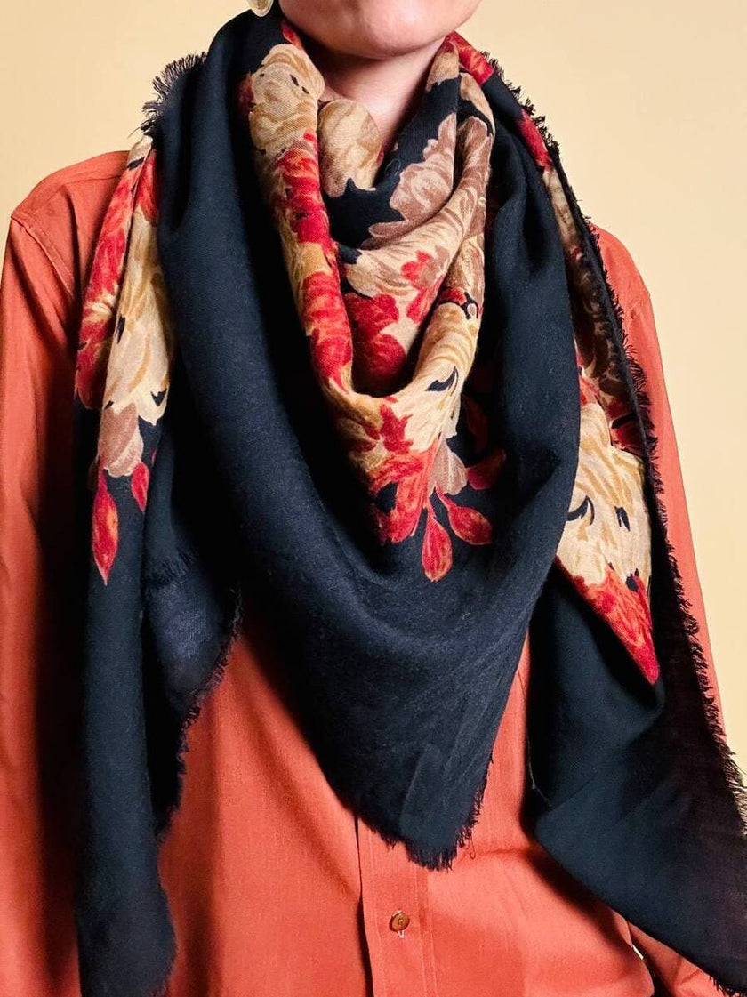 Scialle in lana nera con fiori barocchi