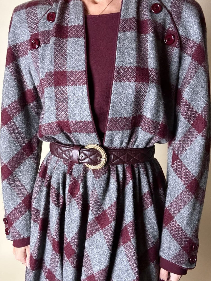Cintura in pelle bordeaux trapuntata con fibbia dorata effetto filigrana