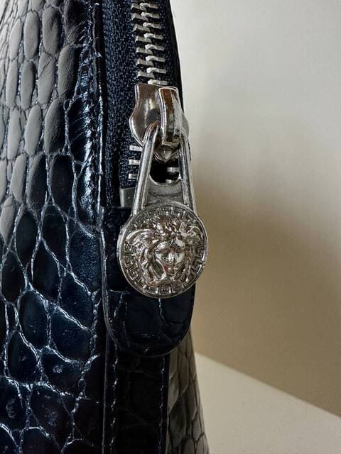 Vintage Versace Tasche aus schwarzem Leder mit Krokodilprägung