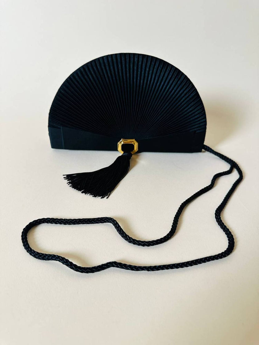 Pochette a ventaglio in raso micro plissé con nappa couture e tracolla “Guy Laroche”