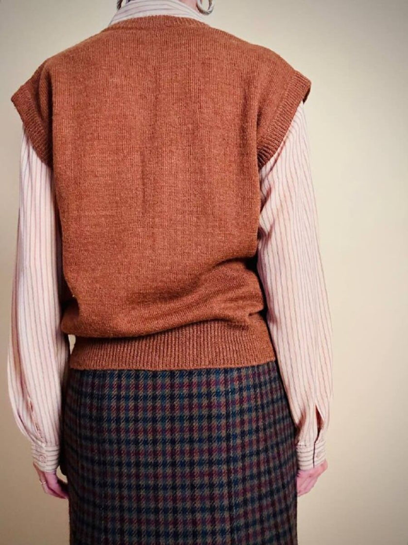 Gilet in lana color tabacco con motivo a trecce