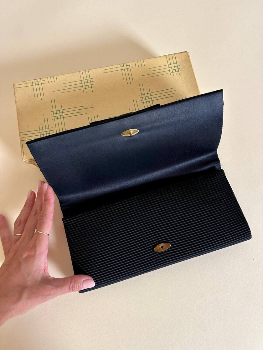 Pochette nera con fiocco in tessuto canneté