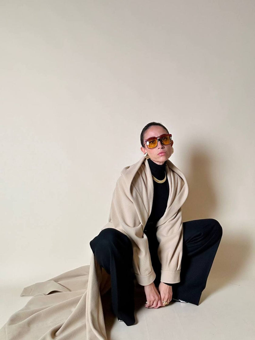 Cappotto lungo a vestaglia con cappuccio in drap di lana beige “Yves Saint Laurent”