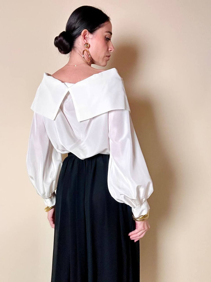 Blusa vintage Yves Saint Laurent bianca con grande balza e rosa nera