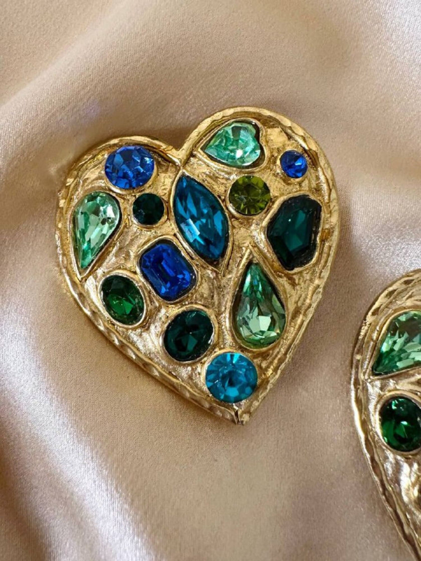Maxi orecchini a clip dorati a forma di cuore con cristalli incastonati nei toni del verde e del blu