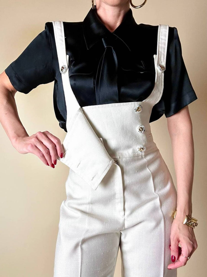 Salopette bianca con pettorina doppiopetto e pantalone a palazzo