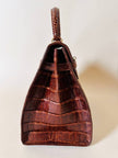 Borsa a trapezio in pelle di coccodrillo color cognac con tracolla e hardware oro Idra