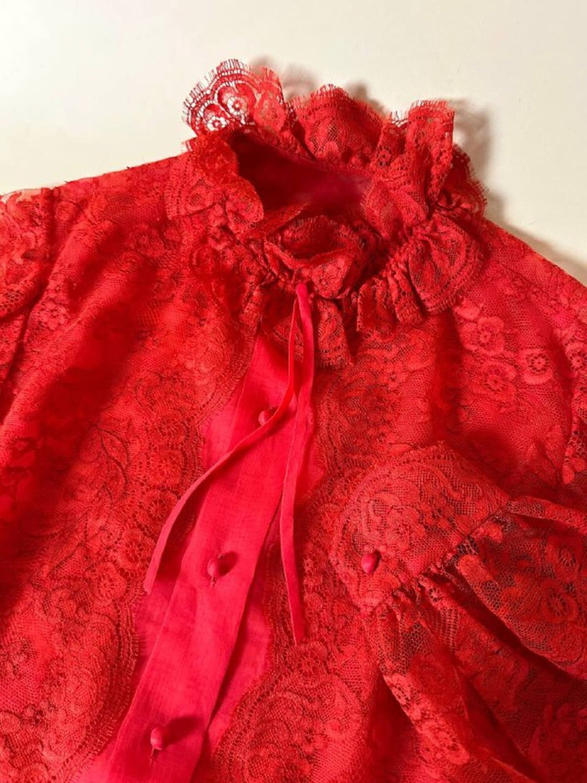 Camicia sartoriale in pizzo chantilly e organza di seta rossa