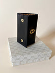 Portachiavi trifold Gucci in pelle nera con logo in metallo oro e scatola originale