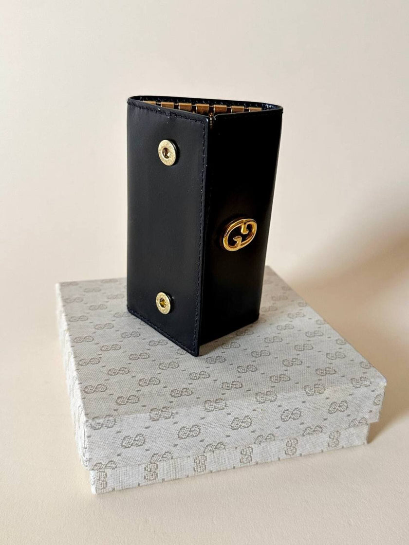 Portachiavi trifold Gucci in pelle nera con logo in metallo oro e scatola originale