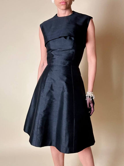 Abito sartoriale in shantung nero con bolero in coordinato