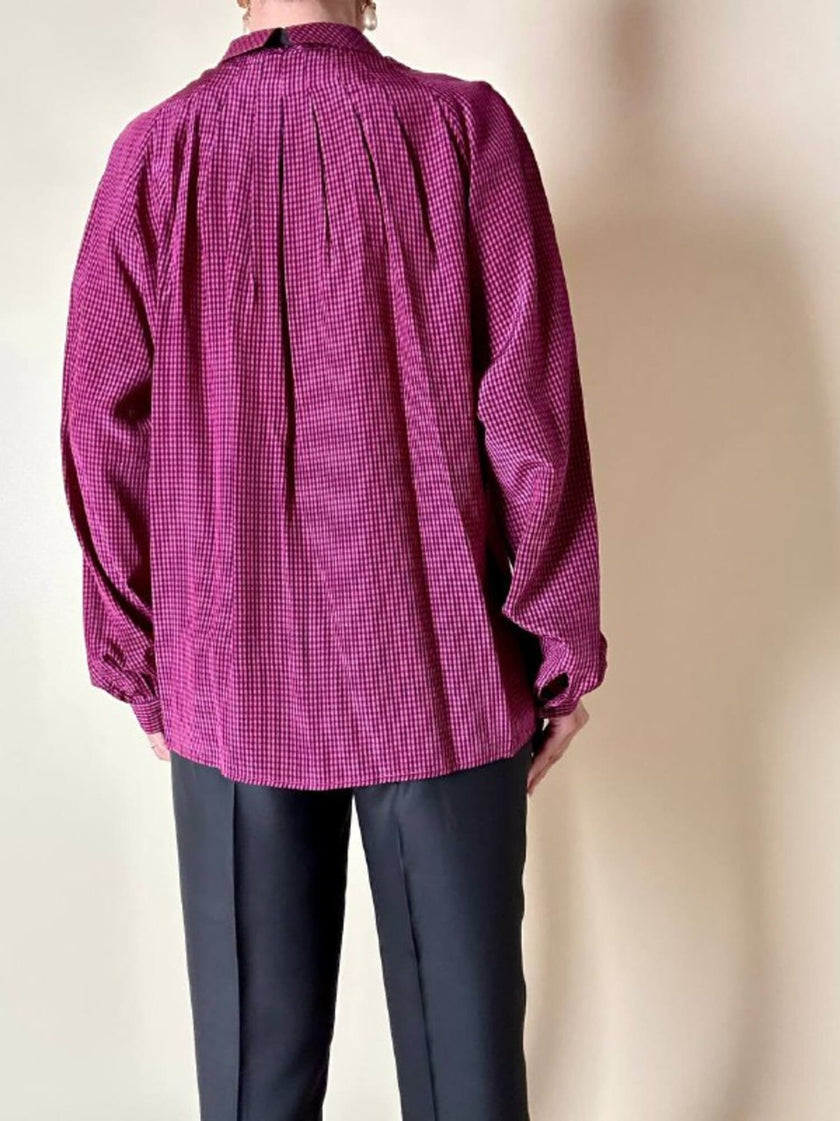 Camicia in seta a quadretti fucsia e neri con con fiocco al collo “Valentino”