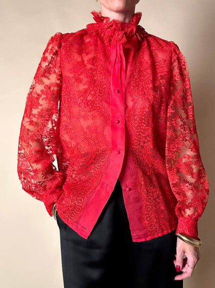 Camicia sartoriale in pizzo chantilly e organza di seta rossa