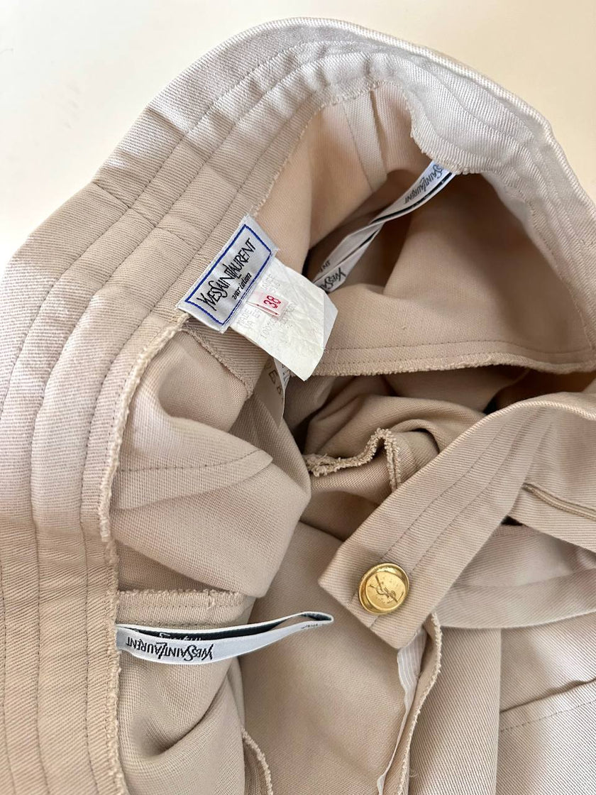 Bermuda Yves Saint Laurent in cotone color sabbia con bottoni dorati con logo YSL