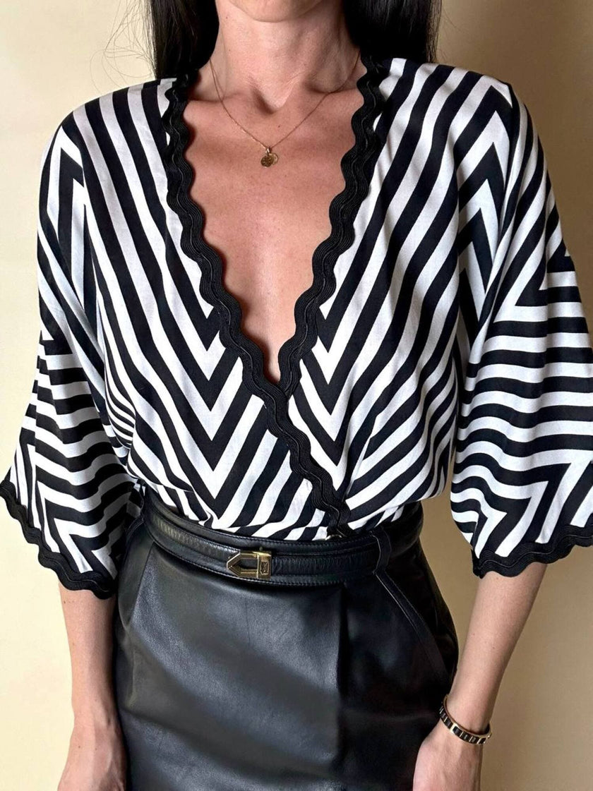 Camicetta vintage Guy Laroche con motivo chevron bianco e nero profili ondulati e bottoni dorati