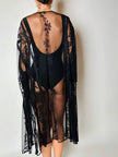 Costume intero nero con inserti in tulle e lavorazione a rilievo