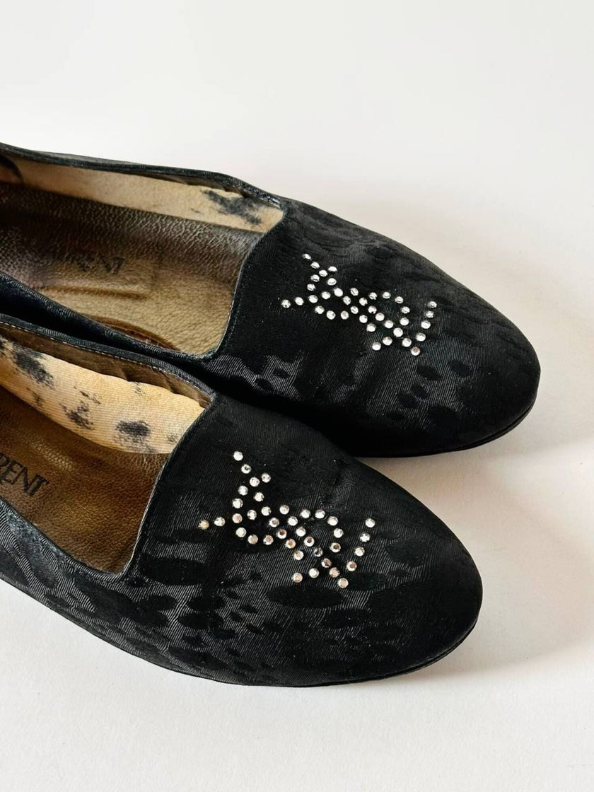 Ballerine slipper Yves Saint Laurent jacquard in tela nera animalier con monogramma YSL in strass