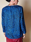 Blusa Yves Saint Laurent in seta jacquard blu elettrico con fantasia animalier nera