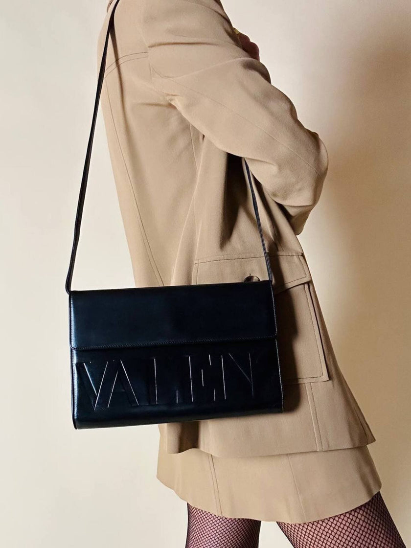Borsa a tracolla modello a busta in pelle nera “Valentino”