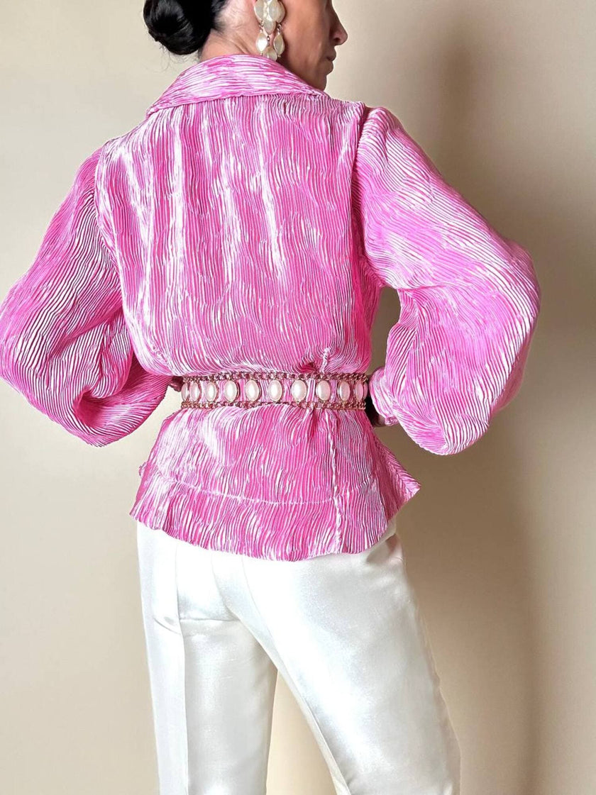 Camicia rosa in tessuto micro plissé con bottoni in madreperla “Ganni”