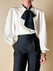 Camicia bianca e nera con dettaglio plissé e fiocco al collo “Lanvin”