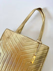 Bolso tote vintage Yves Saint Laurent de piel laminada dorada con diseño matelassé chevron