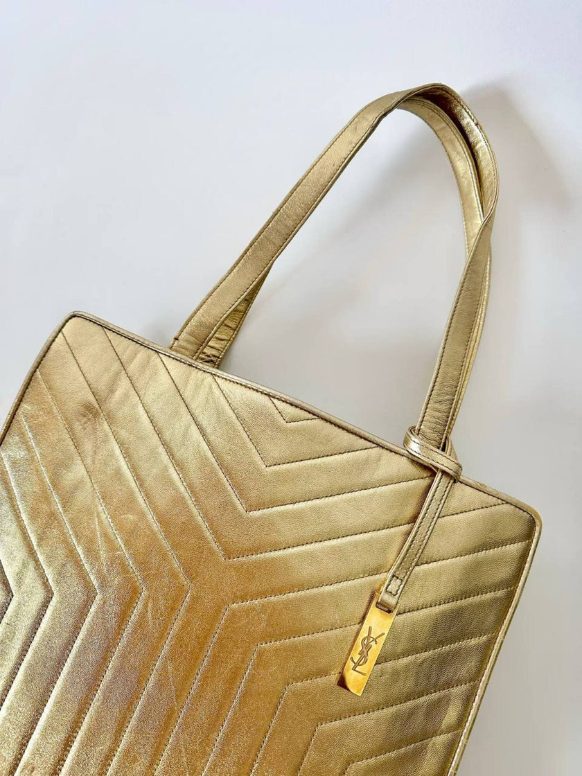 Bolso tote vintage Yves Saint Laurent de piel laminada dorada con diseño matelassé chevron