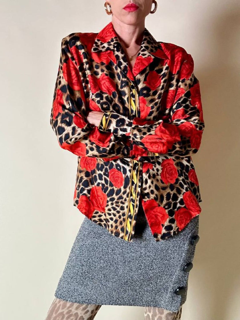 Camicia in seta leopardata con rose rosse e dettagli barocchi “Laurèl”