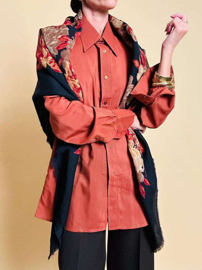 Scialle in lana nera con fiori barocchi