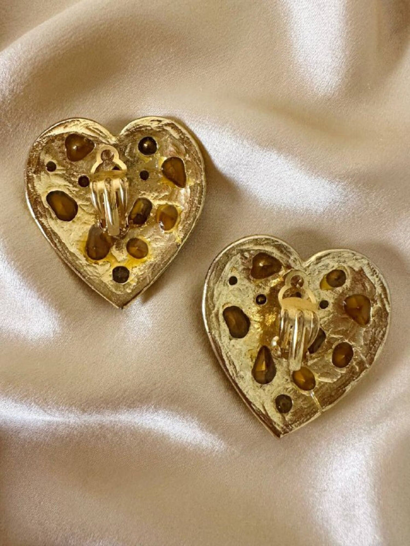 Maxi orecchini a clip dorati a forma di cuore con cristalli incastonati nei toni del verde e del blu
