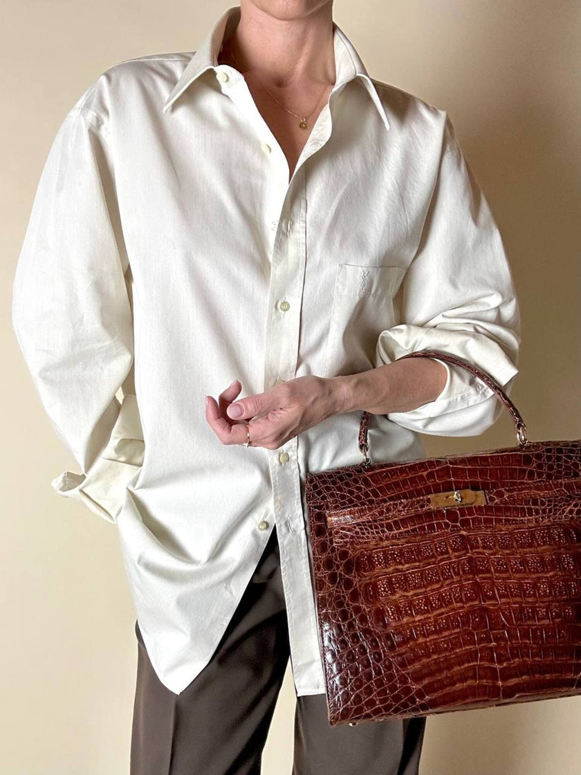 Borsa a trapezio in pelle di coccodrillo color cognac con tracolla e hardware oro Idra