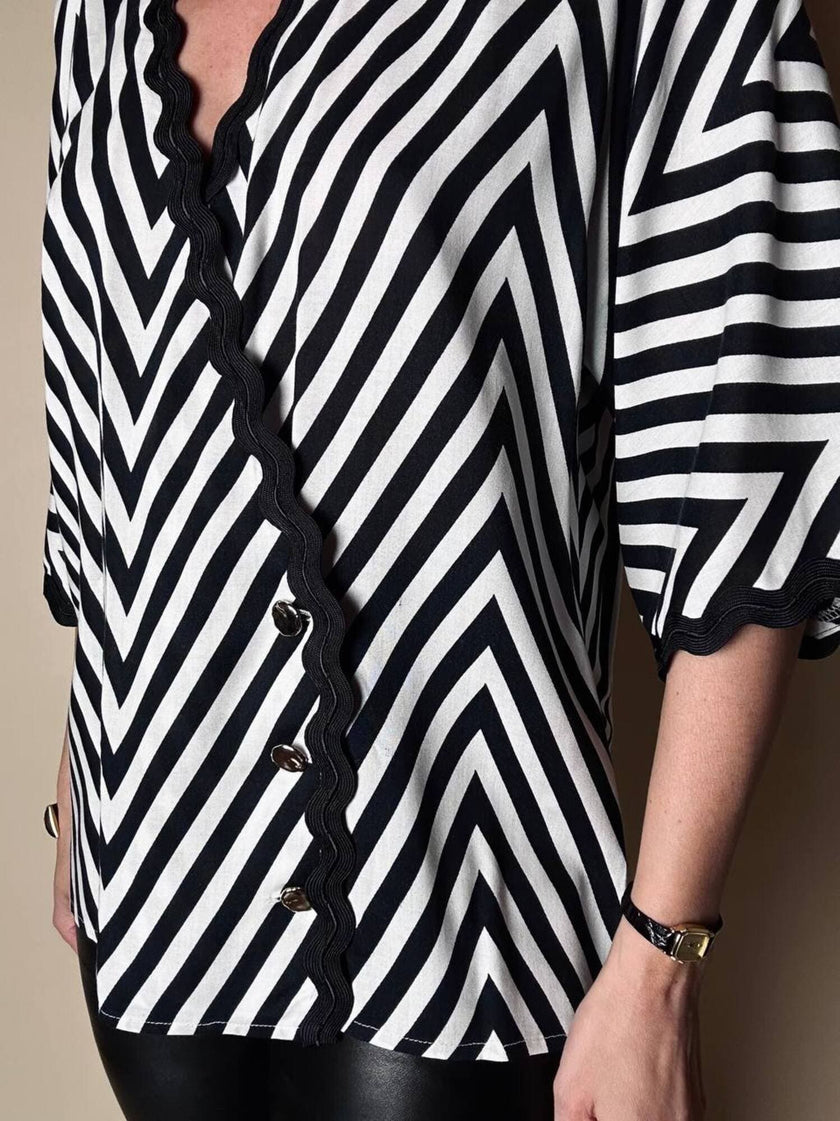 Camicetta vintage Guy Laroche con motivo chevron bianco e nero profili ondulati e bottoni dorati