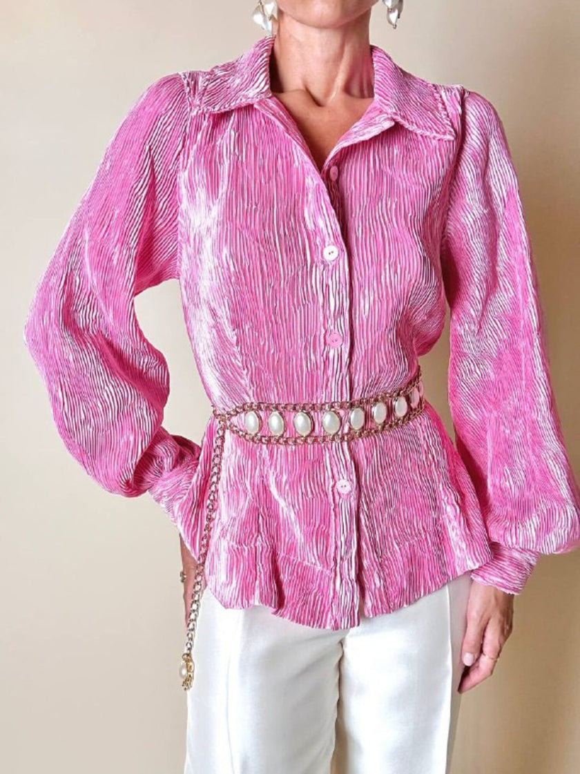 Camicia rosa in tessuto micro plissé con bottoni in madreperla “Ganni”