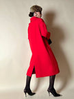 Cappotto rosso oversize con bottoni quadrati