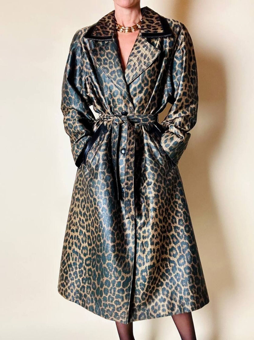 Trench leopardato MikLanD con cintura in coordinato e riporti in pelle nera