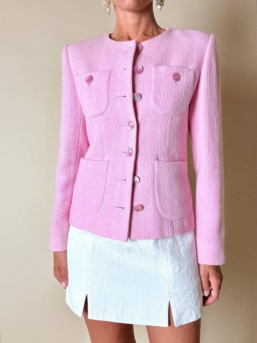 Blazer in lana bouclé rosa con bottoni gioiello logati in madreperla “Yves Saint Laurent”