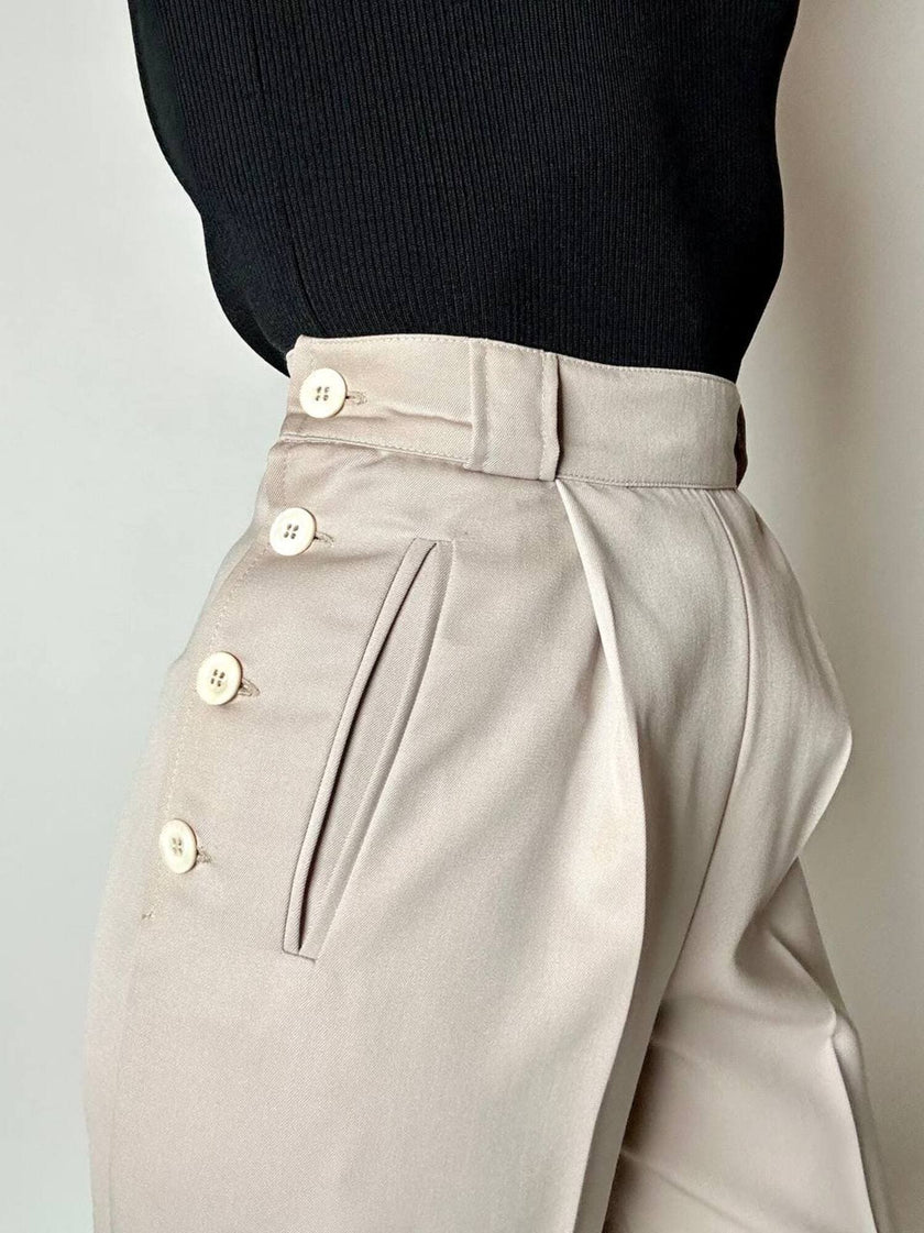 Pantalone vintage in fresco di lana greige con pince e abbottonatura su ambo i lati