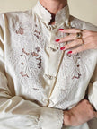 Chemise en soie ivoire brodée à la main avec de précieux brandebourgs