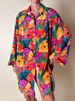 Oversized-Hemd mit buntem Blumenmuster und goldenen Knöpfen