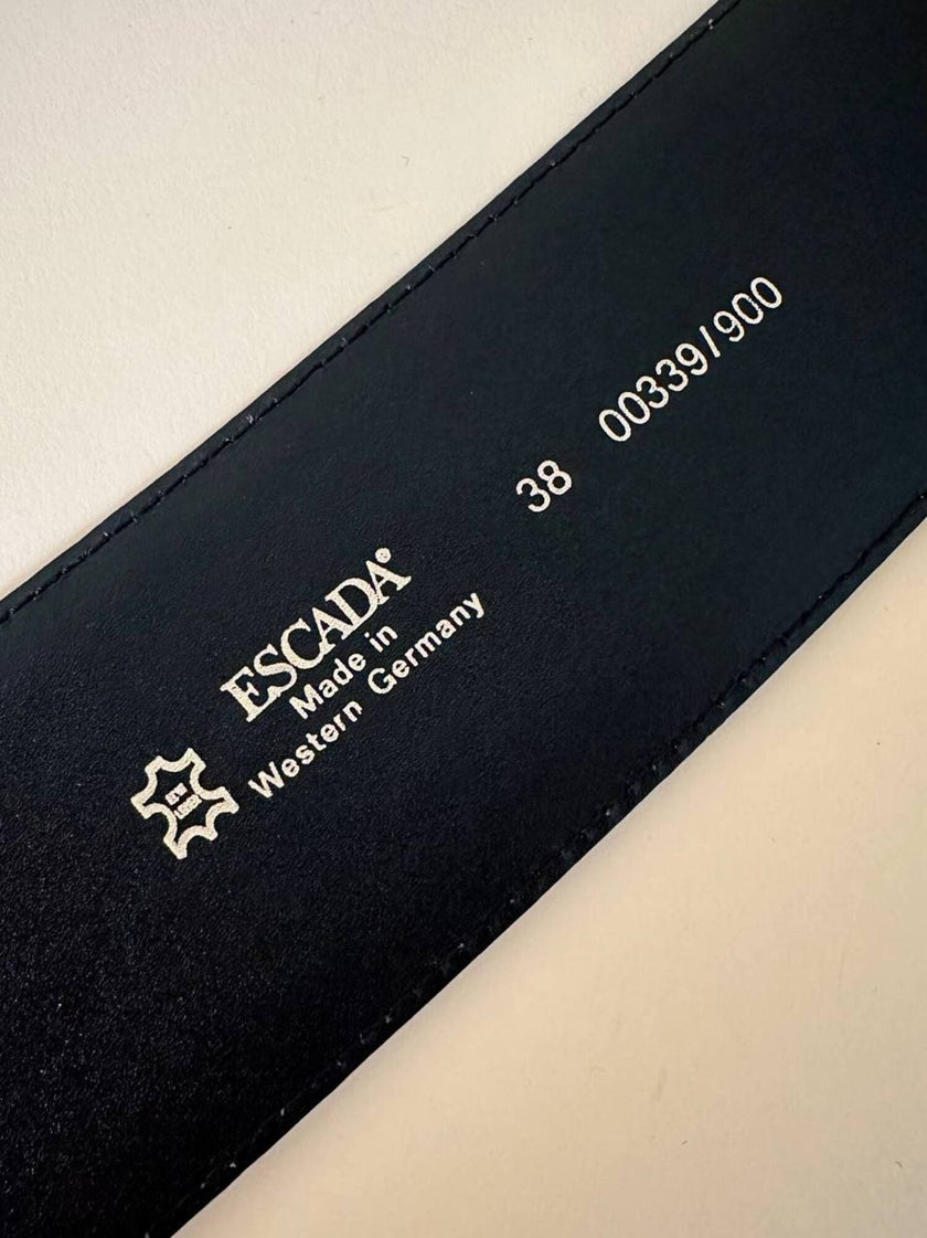 Cintura in pelle nera con fibbia rettangolare in metallo oro “Escada”