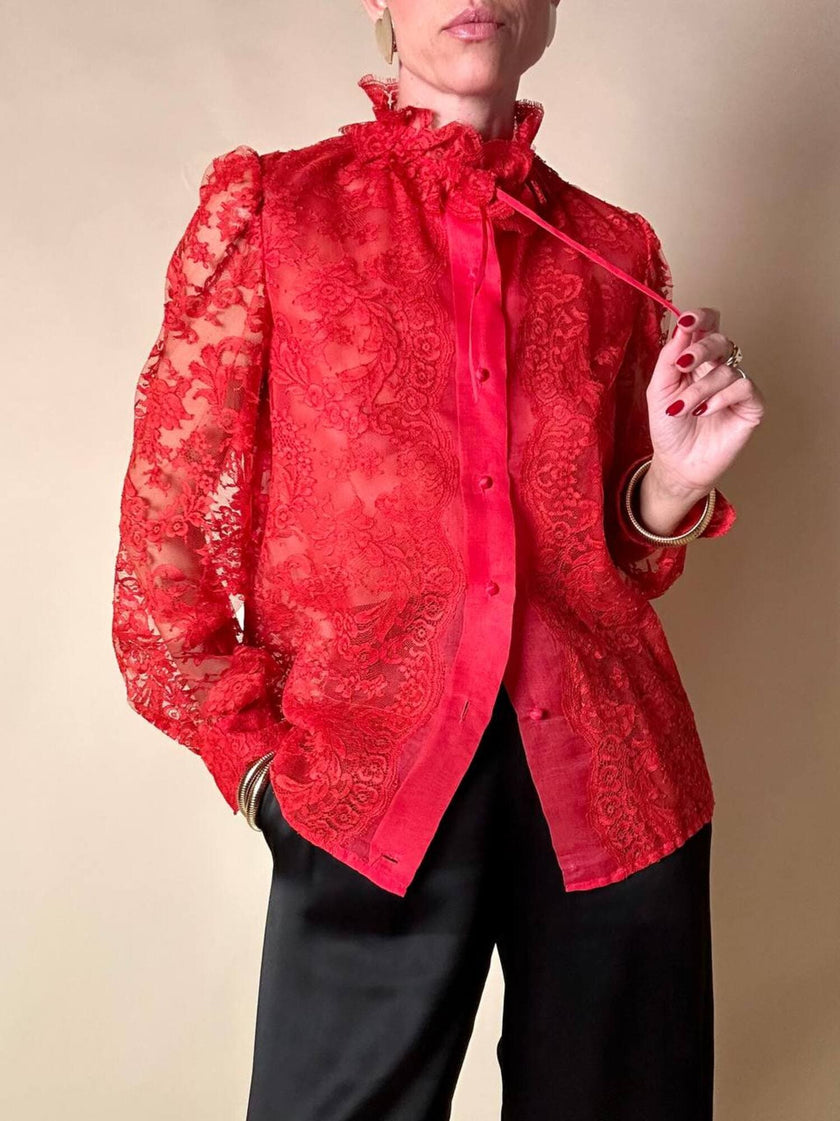 Camicia sartoriale in pizzo chantilly e organza di seta rossa