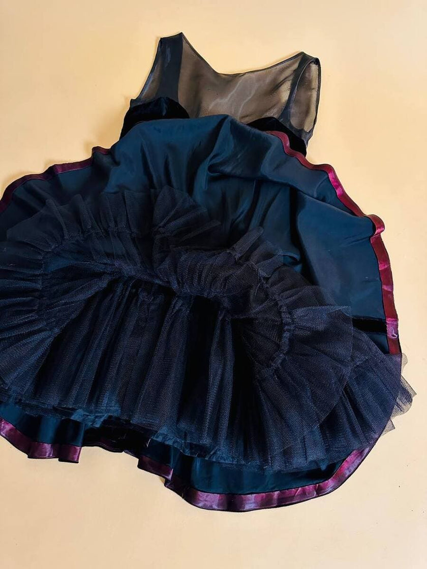 Mini dress sartoriale in velluto nero e organza