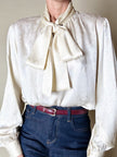 Blusa Yves Saint Laurent con fiocco al collo in seta jacquard avorio fantasia pitone