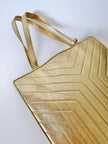 Bolso tote vintage Yves Saint Laurent de piel laminada dorada con diseño matelassé chevron