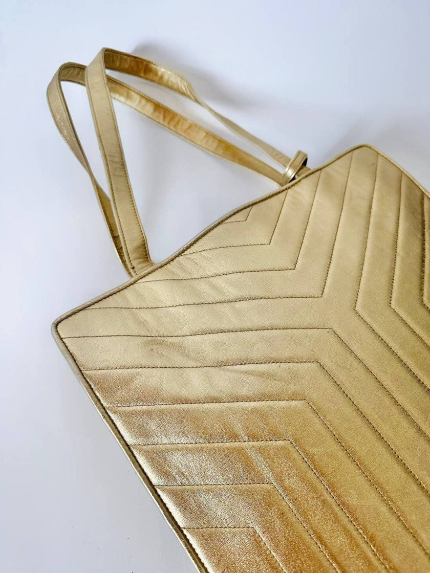 Bolso tote vintage Yves Saint Laurent de piel laminada dorada con diseño matelassé chevron
