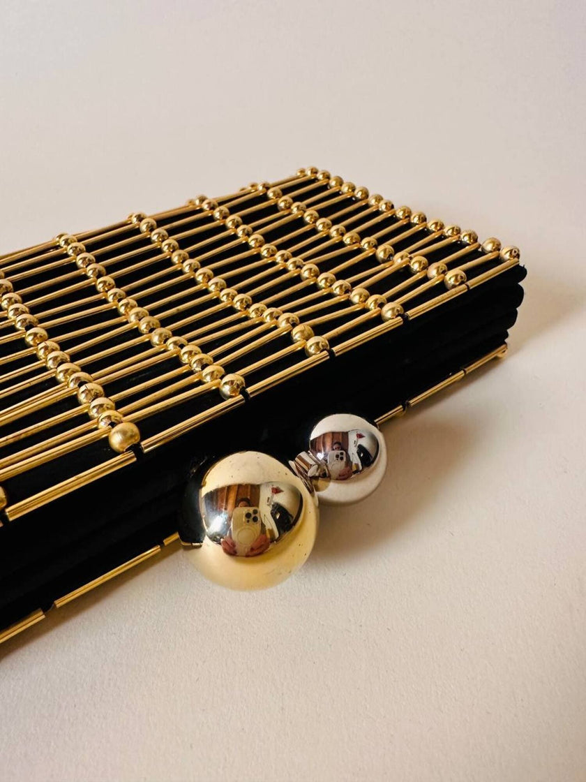 Clutch gioiello in seta nera con armatura di perline dorate “Rodo”