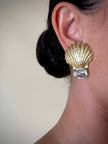 Orecchini a clip dorati a forma di capasanta con strass rettangolare