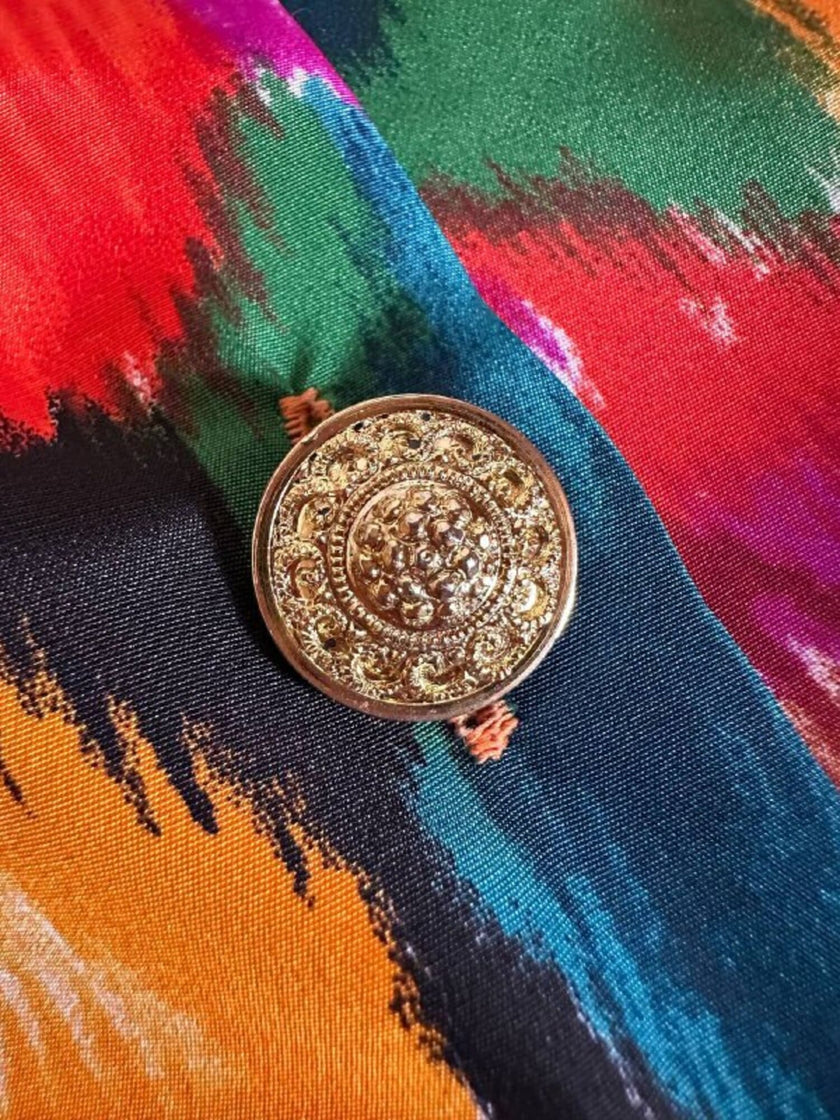 Oversized-Hemd mit buntem Blumenmuster und goldenen Knöpfen